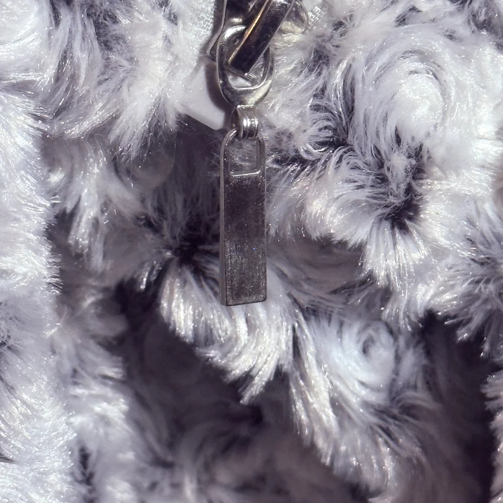 Elegant Women's Textured Teddy Jacket - Picture 7 of 8